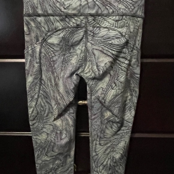 Woman’s Lululemon cropped leggings size 2. - Picture 5 of 5